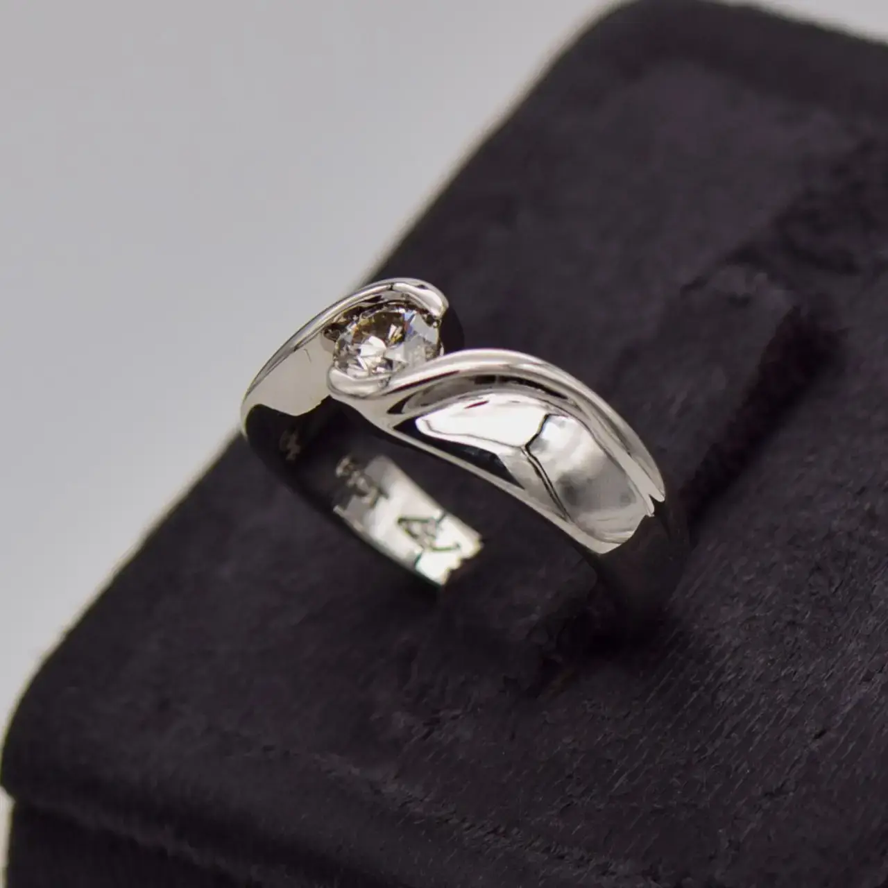 18ct White Gold Dress Ring - Thumbnail 3