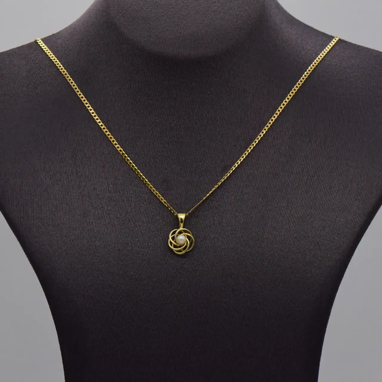 9ct Yellow Gold Chain & Pendant - Thumbnail 1