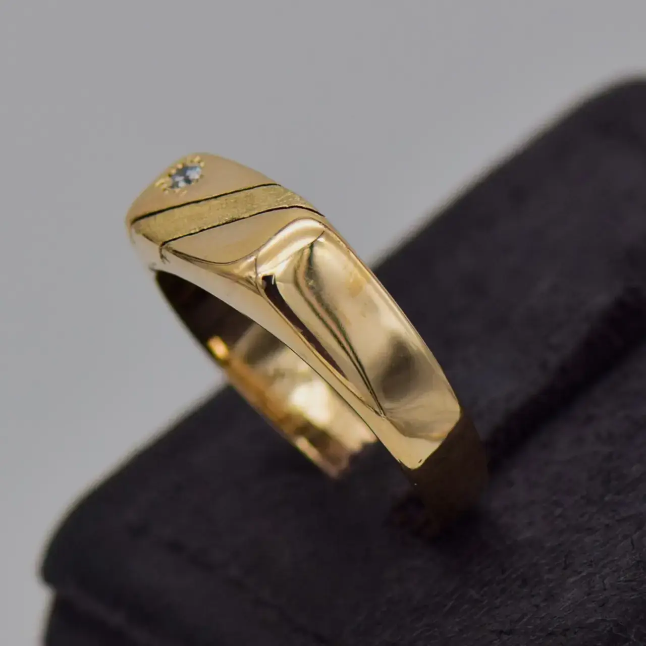 8ct Yellow Gold Men's Ring   - Thumbnail 2