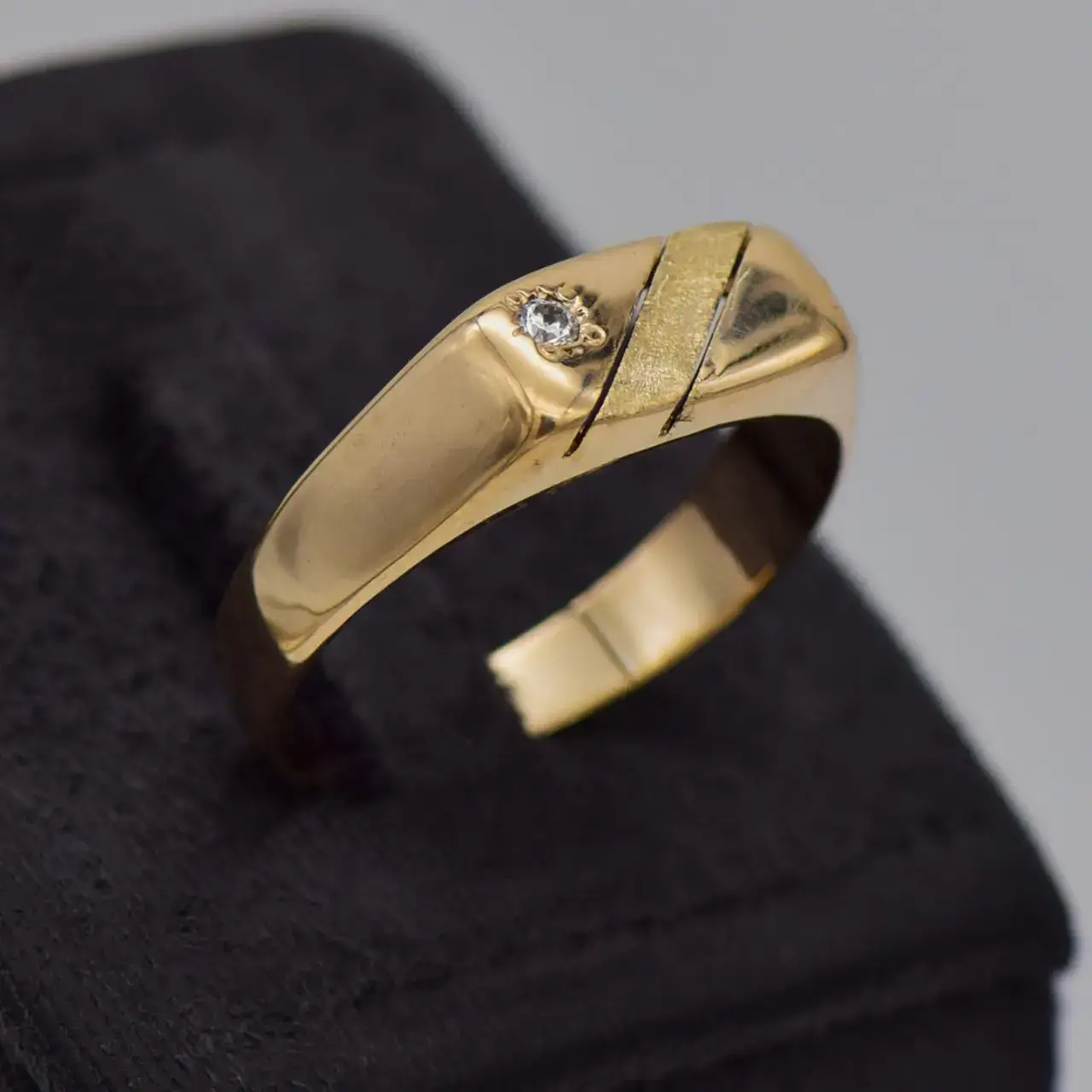 8ct Yellow Gold Men's Ring   - Thumbnail 3