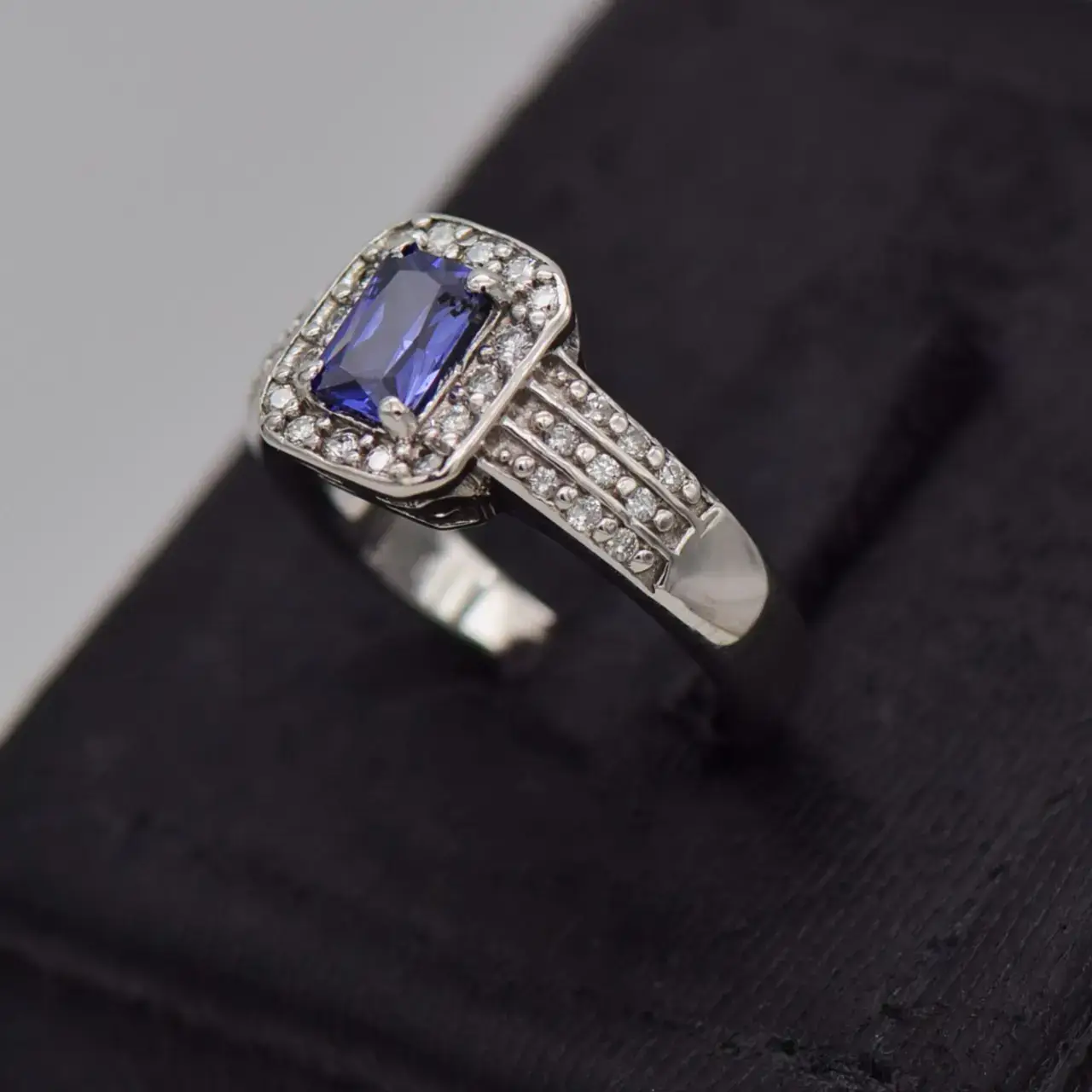 18ct White Gold Dress Ring  - Thumbnail 3