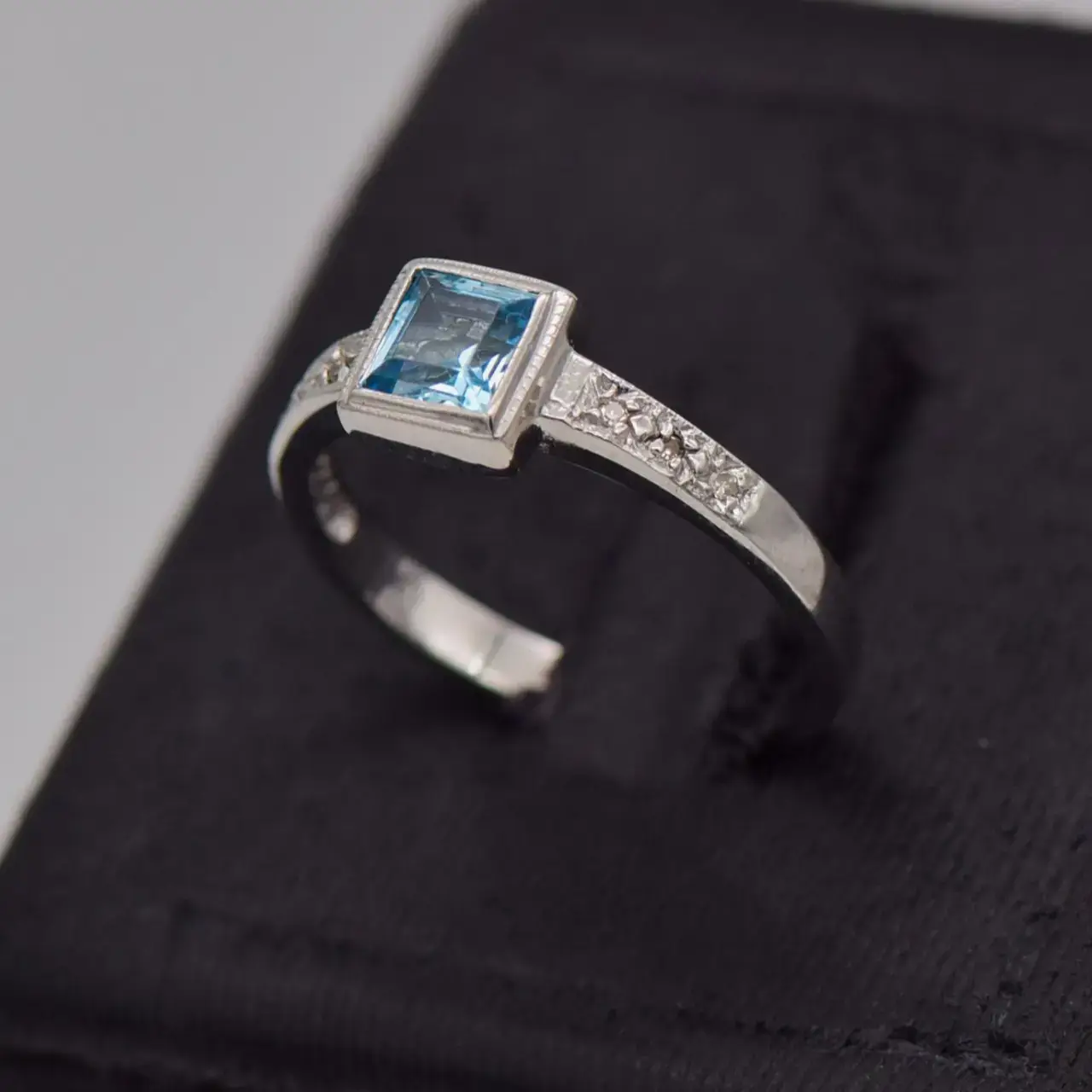 9ct White Gold Dress Ring  - Thumbnail 3