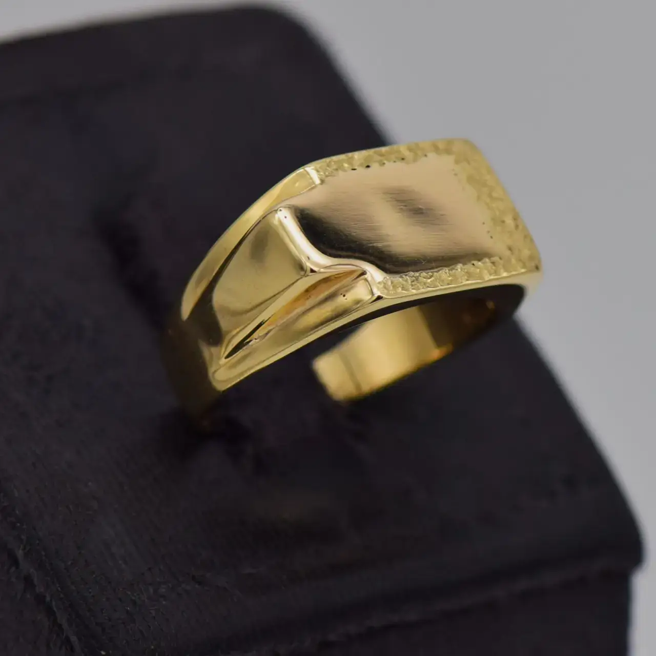 9ct Yellow Gold Men's Ring   - Thumbnail 2
