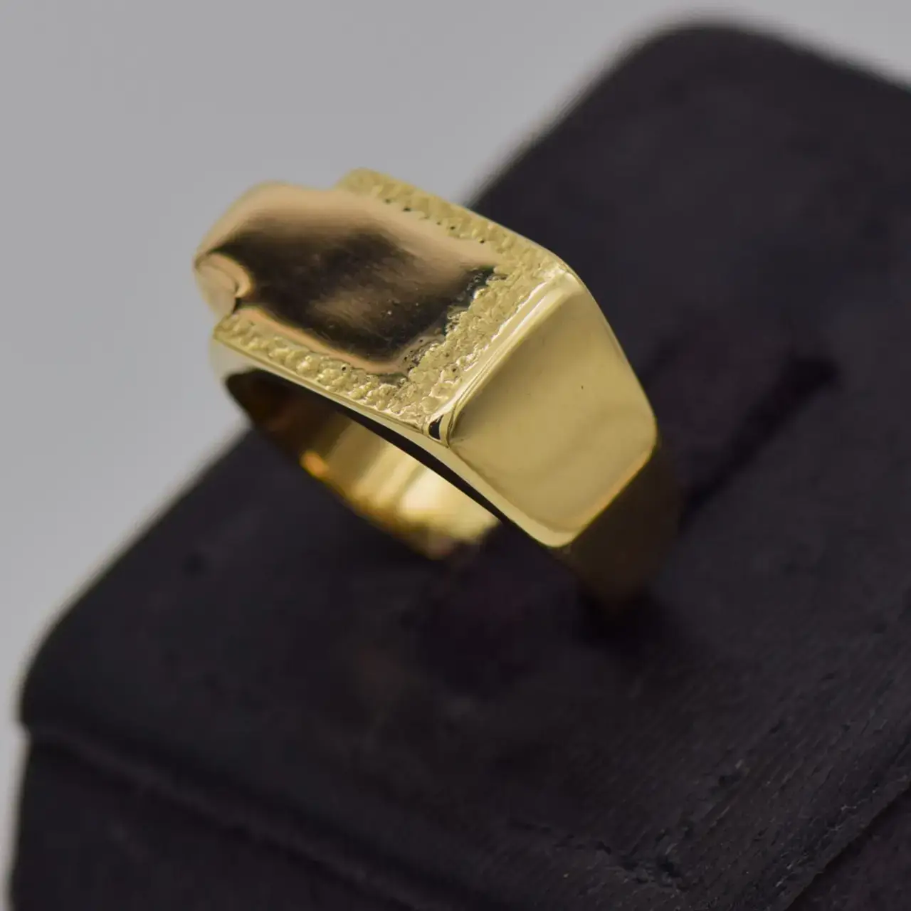 9ct Yellow Gold Men's Ring   - Thumbnail 3