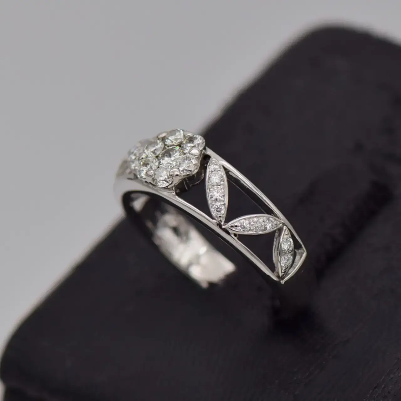 18ct White Gold Dress Ring  - Thumbnail 3