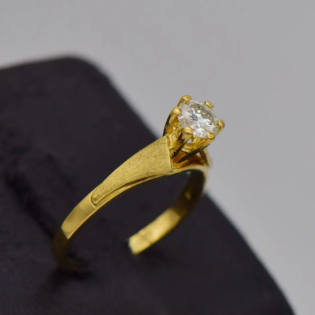 18ct Yellow Gold Engagement Ring - Thumbnail 2