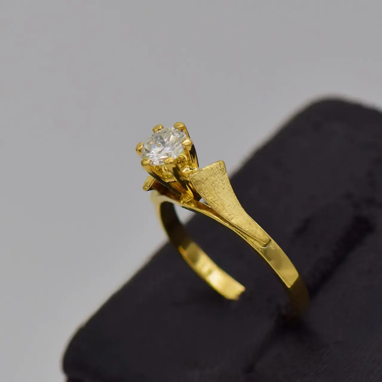 18ct Yellow Gold Engagement Ring - Thumbnail 3