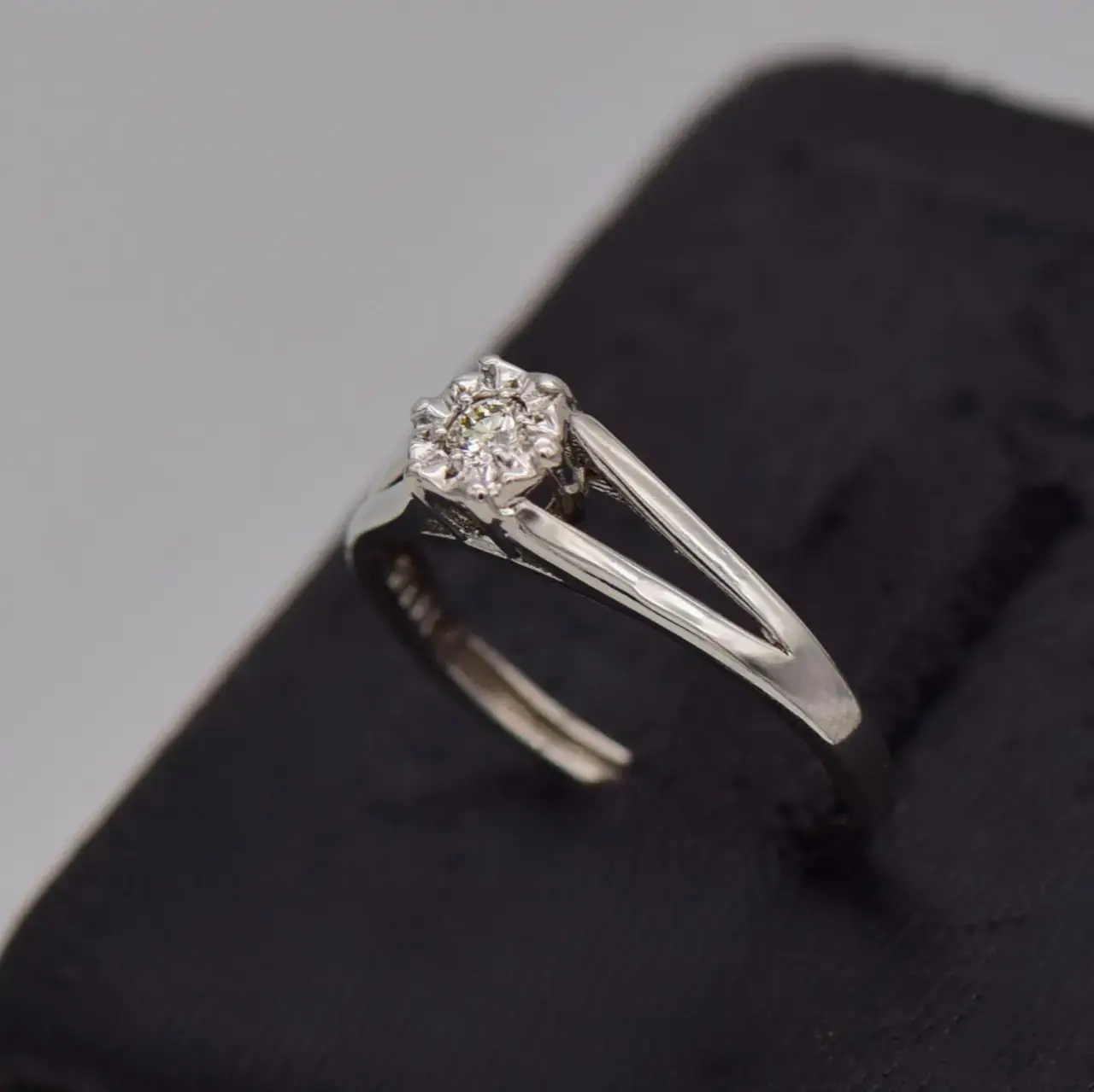 9Ct White Gold Engagement Ring - Thumbnail 3