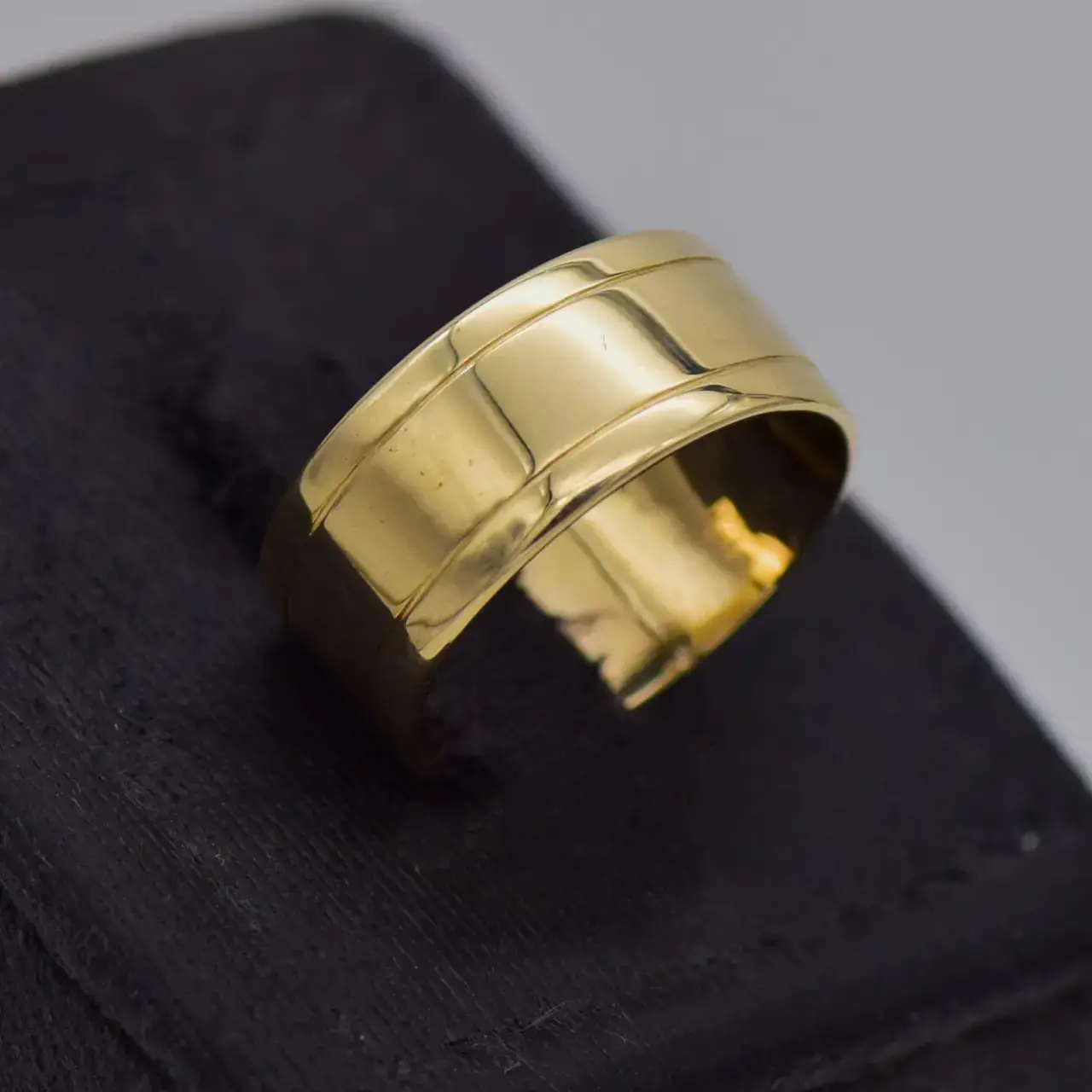 8ct Yellow Gold Wedding Band [Patterned] - Thumbnail 2