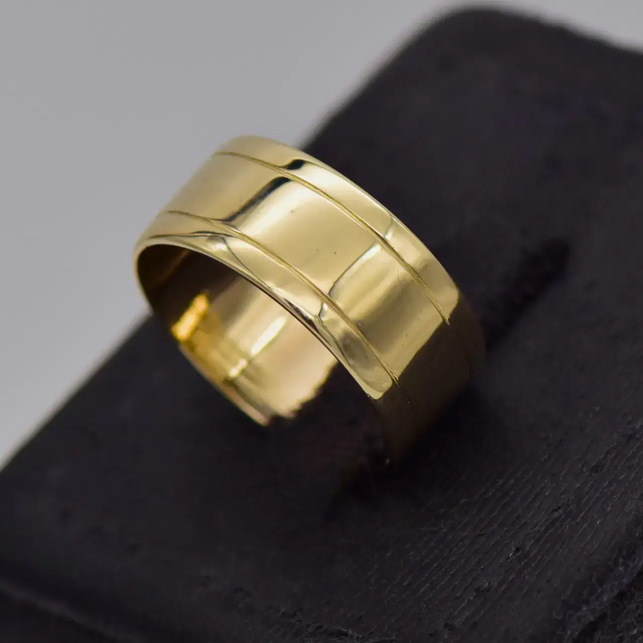 8ct Yellow Gold Wedding Band [Patterned] - Thumbnail 3