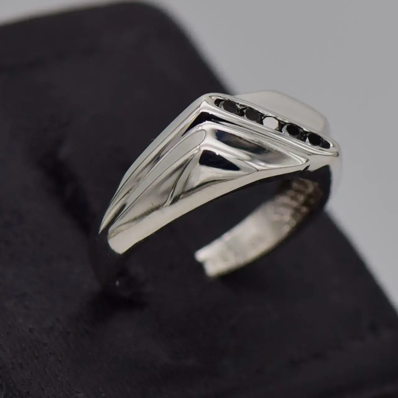 9ct White Gold Men's Ring  - Thumbnail 2