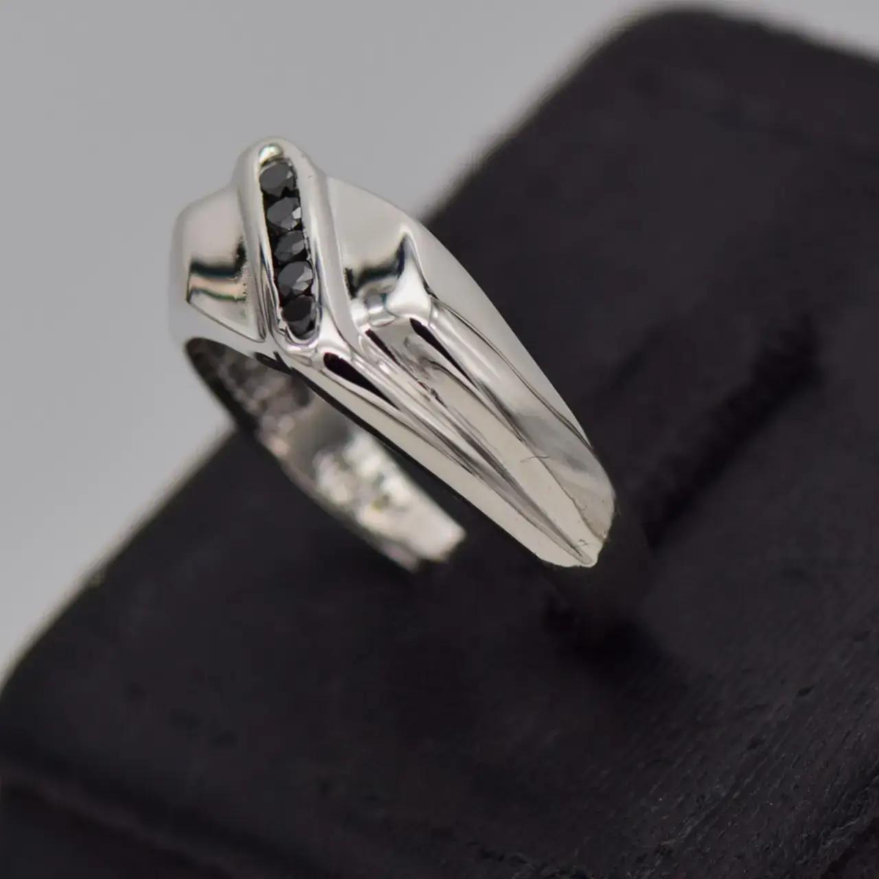 9ct White Gold Men's Ring  - Thumbnail 3