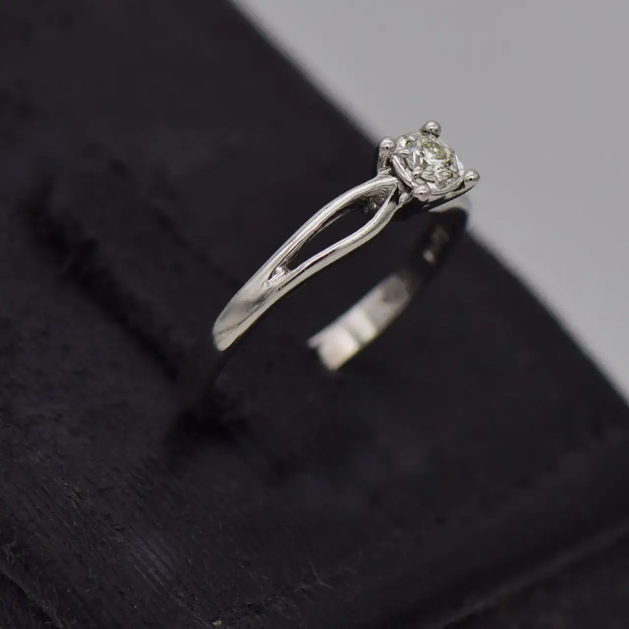 18ct White Gold Engagement Ring  - Thumbnail 5