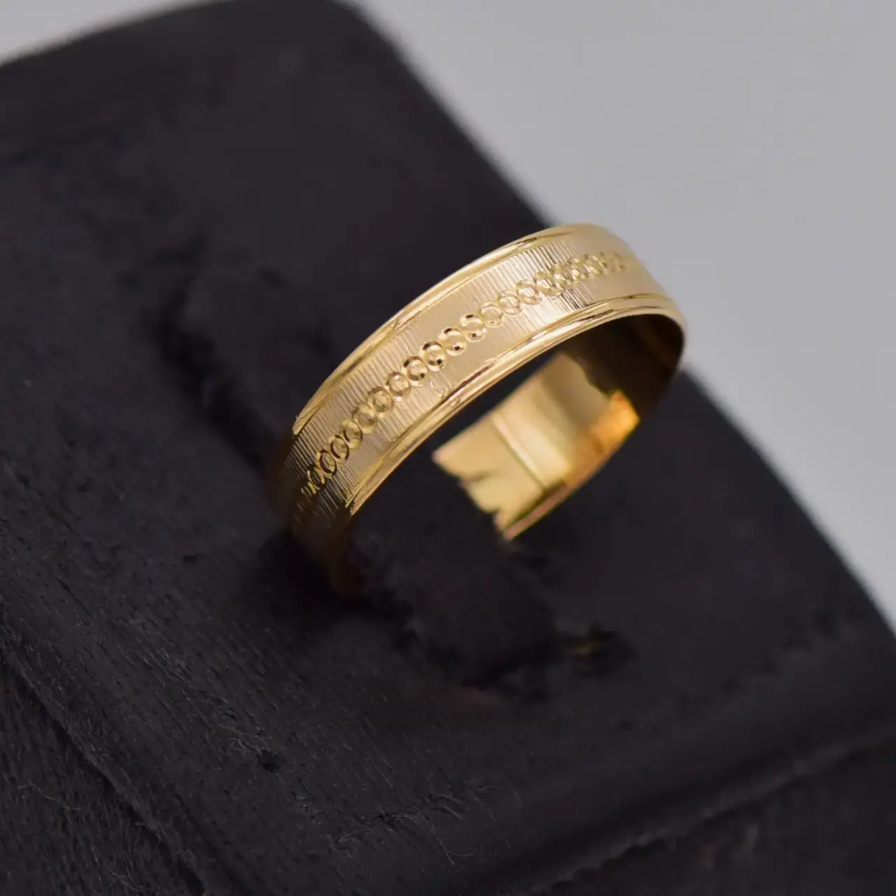 18ct Yellow Gold Wedding Band [Patterned] - Thumbnail 2