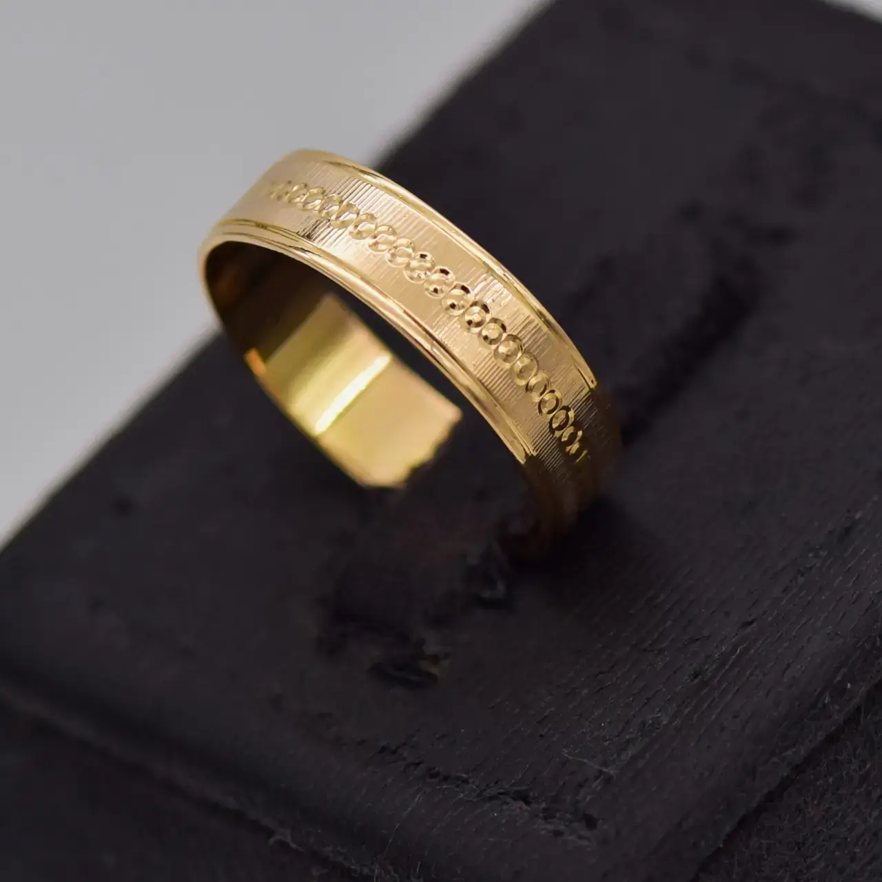 18ct Yellow Gold Wedding Band [Patterned] - Thumbnail 3