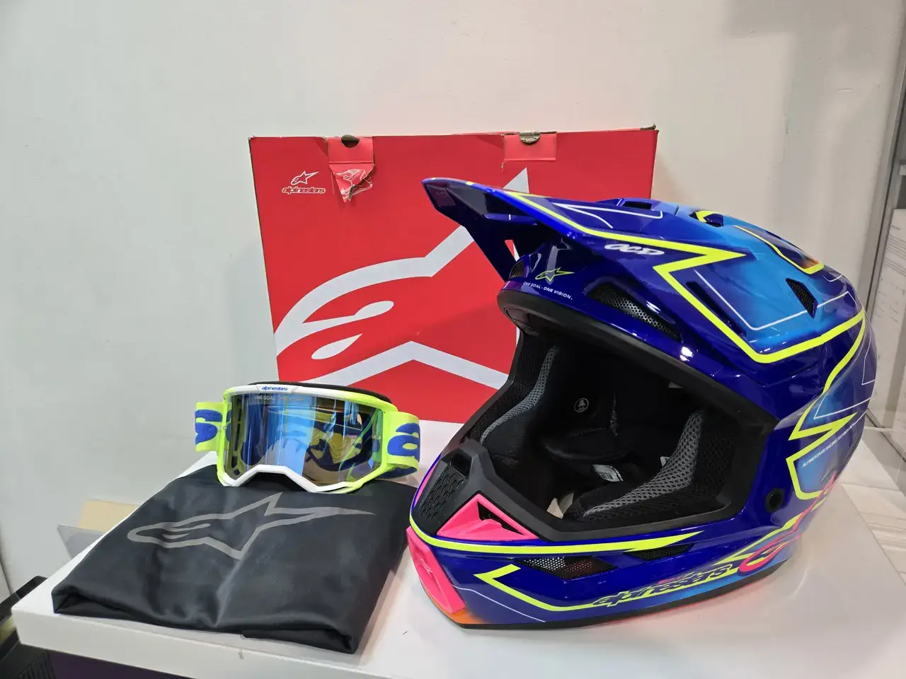 Alpinestars Supertech M7 Cast Helmet - Thumbnail 4