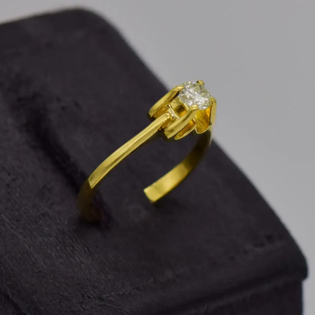 18ct Yellow Gold Solitaire Ring  - Thumbnail 2