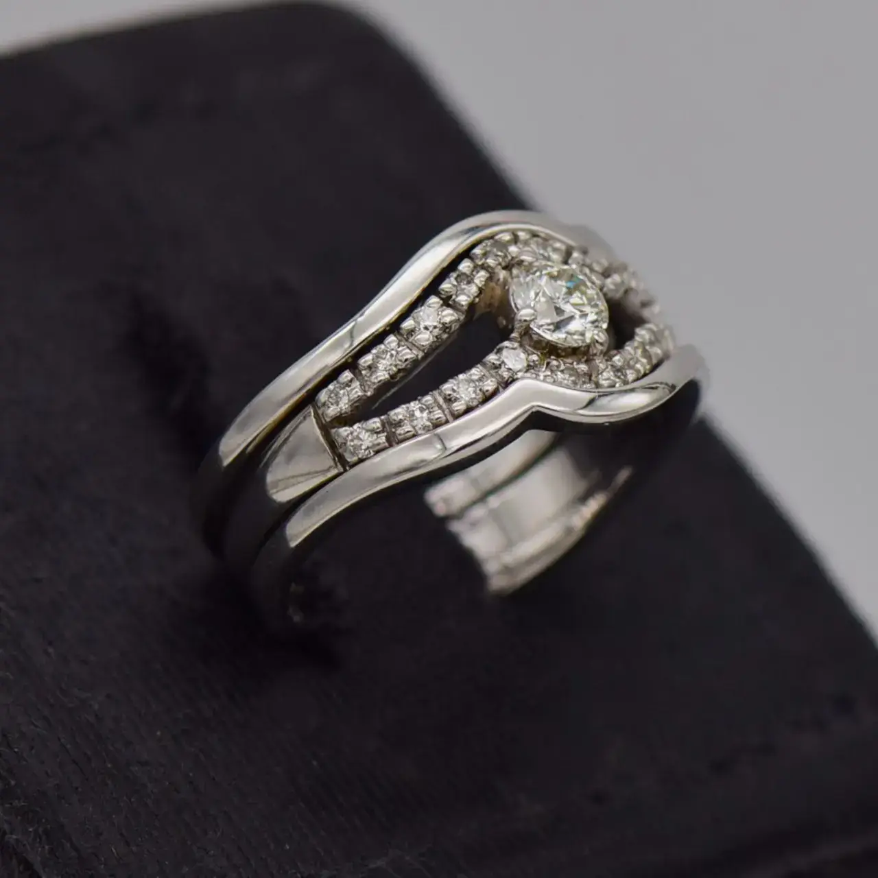 9ct White Gold Wedding Ring [Trip Set] - Thumbnail 2