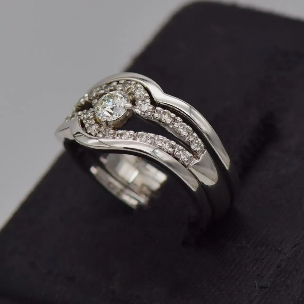 9ct White Gold Wedding Ring [Trip Set] - Thumbnail 3