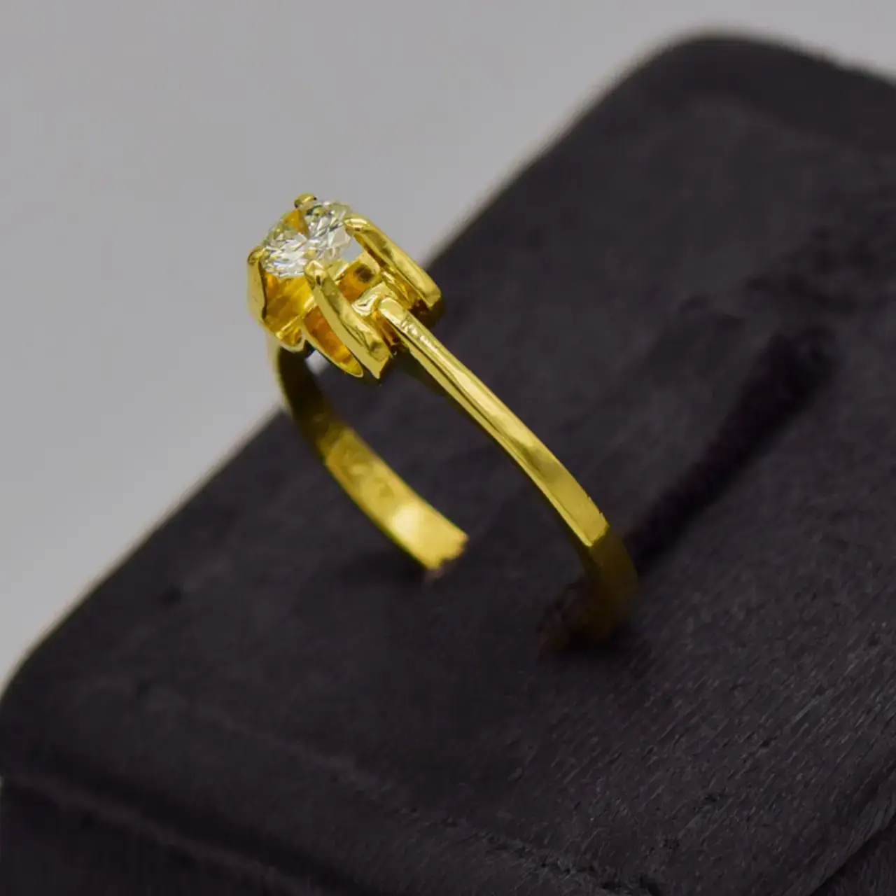 18ct Yellow Gold Solitaire Ring  - Thumbnail 3