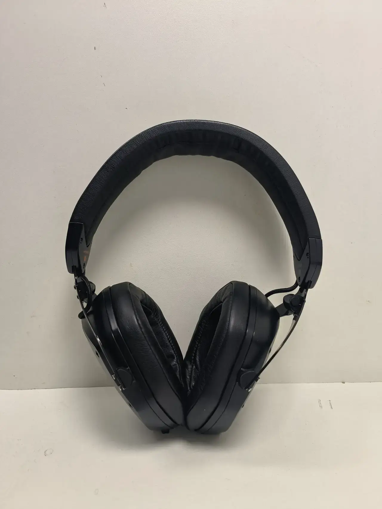 V-Mode Over-Ear Headphones | Noise-Canceling | Wireless | M-200 - Thumbnail 3